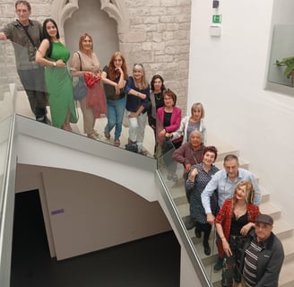socios de arteNA en la escalera de Plazará