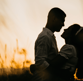 casal em um campo