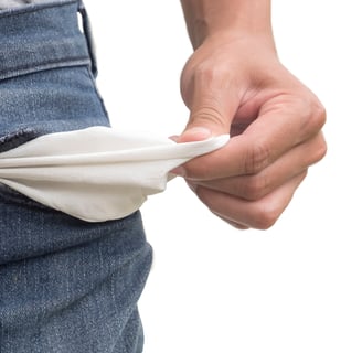 Uma pessoa sem dinheiro no bolso