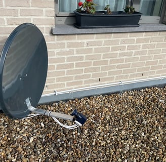 Parabole avec pied mural