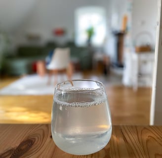 Ein Glas Zitronenwasser steht auf dem Tisch