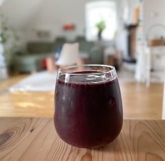 Heavy Metal Detox Smoothie im Glas auf Esstisch