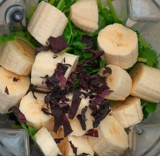 Alle Zutaten für den Heavy Metal Detox Smoothie im Mixer