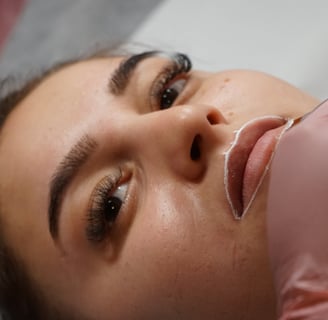 Eine Frau, die ihre Lippen von einer professionellen Kosmetikerin mit Permanent Make-up 