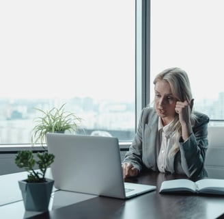 una mujer hablando en una videoconferencia