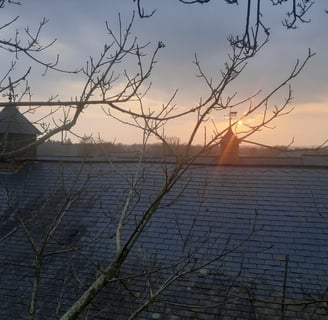 Photo d'un couché de soleil sur les écuries