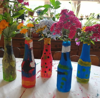 bricolage d'enfants inspiré de la nature, vase coloré à la peinture et fleurs du jardin