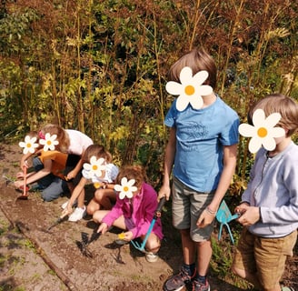 Groupe d'enfants pendant une activité de jardinage lors d'un stage nature à Lustin