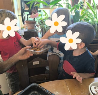 enfants mangeant du tempeh lors d'un stage nature et cuisine à Lustin