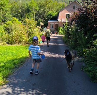 retour au Jardin des Mélodies après une balade dans les bois, groupe d'enfants et chien