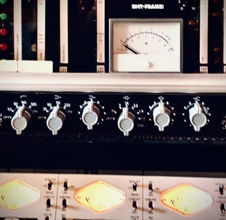 Vintage audio gear, analog mixing, EMT 277 DX, Neve 1073, Universal Audio 4-710D, hybrid recording