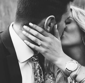 femme en train d'embrasser un homme