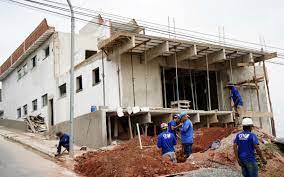 homens trabalhando na construção do hospital verterinario de volta redonda