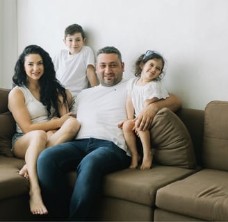 UPA Estofados onde o conforto e a saúde se encontram (família no sofá)