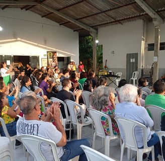 Público aplaudindo emocionado durante o recital.
