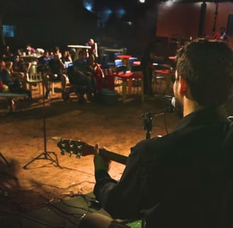 Michael Dias performando canções dos Novos Baianos durante o evento de lançamento.