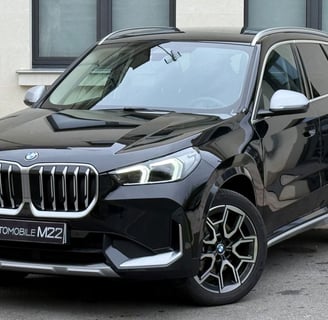 BMW X1 U11, SUV compact au design moderne, vu de l’extérieur.