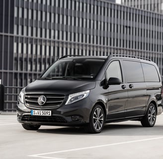 Mercedes Vito noir en extérieur