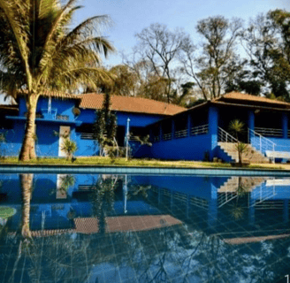 Clínica de reabilitação com piscina e área verde em São Paulo