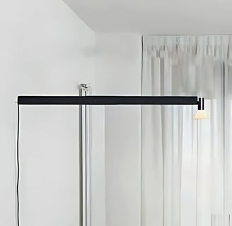 Luminaria de pared 2092W en acabado negro con cortina blanca de fondo