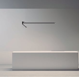 Luminaria técnica de brazo orientable sobre bañera en espacio de diseño minimalista