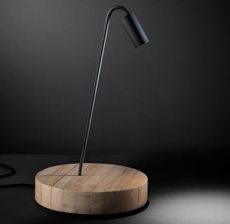 Lámpara de mesa ELEVEN con base de madera y foco direccional, diseño contemporáneo