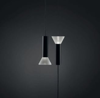 Lámpara suspendida LANTER con doble difusor de vidrio y cuerpo central negro en ambiente oscuro