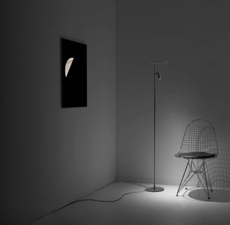 Lámpara de pie FLOOR con diseño sencillo y luz ascendente, creando ambiente