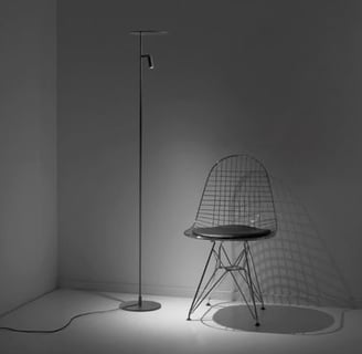 lampara de pie iluminando una silla