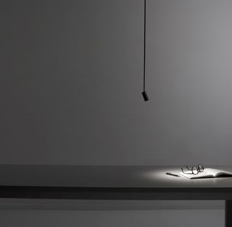 Lámpara colgante de sobremesa o lectura GUIU con luz directa, compacta y moderna
