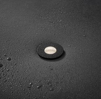Foco empotrable MINI MINUS ultracompacto en techo oscuro, iluminación discreta