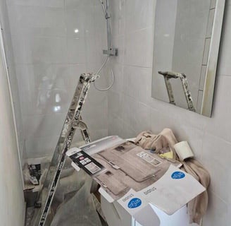 Salle de bain rénovée. Réalisation du carrelage, de la faïence et de la plomberie.