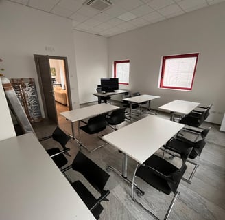 Un aula en una escuela de vuelo con equipamiento moderno para la formación teórica de pilotos.