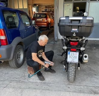 HOG rider in Mostar helping me with chain problems