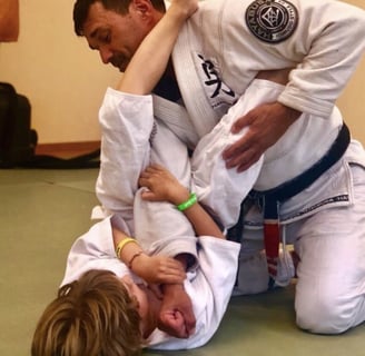 Anderson Vieira le coach sportif donnant un cours de judo à un enfant