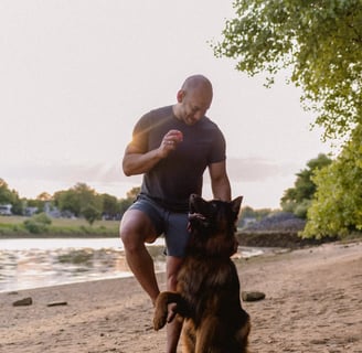 Khaled mit seinem Hund am Wasser