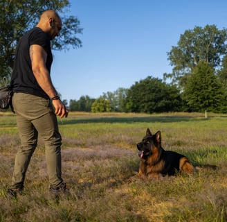 Khaled mit Hund Dobby im Park