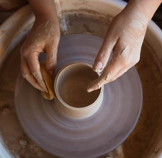 Photo d'une femme en train de faire de la poterie