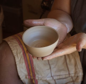 Photo d'une femme en train de faire de la poterie