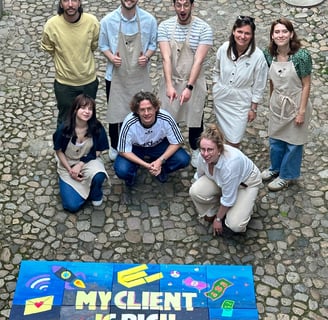L’equipe de team building montre fièrement leur création
