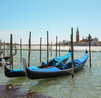 venezia-gondole-parcheggiate
