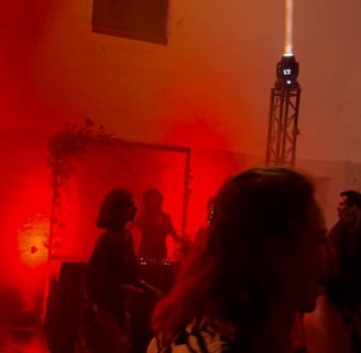 Photos de jeux de lumière sur la piste de danse et d’effets lumineux spécifiques lors des moments