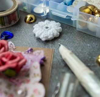 Divers objets utilisés pour la création artisanale. 