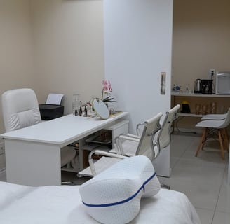 Clínica Dra. Cris Tavares, especialista em Dermatologia, Nutrologia e Acupuntura.