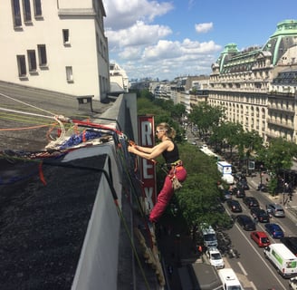 insatllation et encadrement d'un rappel sur la facade du grand rex paris avec CAP'S aventure