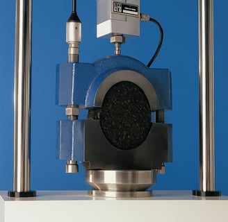 Prueba Marshall a una mezcla asfáltica: ensayo de compresión para evaluar resistencia y deformación.