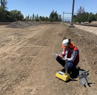 Ensayo de compactación in situ en obra civil con equipo nuclear en proyecto de ingeniería civil.