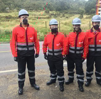 Trabajadores uniformados para dar inicio a la jornada laboral de mantenimiento rutinario de vías
