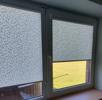Žalios ritininės žaliuzės miegamojo kambaryje