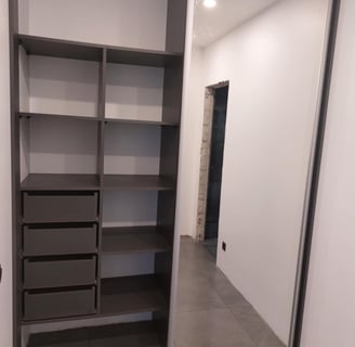 Prieškambario spinta su veidrodžiu